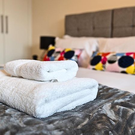 Heathrow Rare Find 2 Bedroom Plus 2 Bathroom Flat - Sleeps 6- Free Parking- Close To Heathrow Terminals-Quiet Development Stanwell Kültér fotó