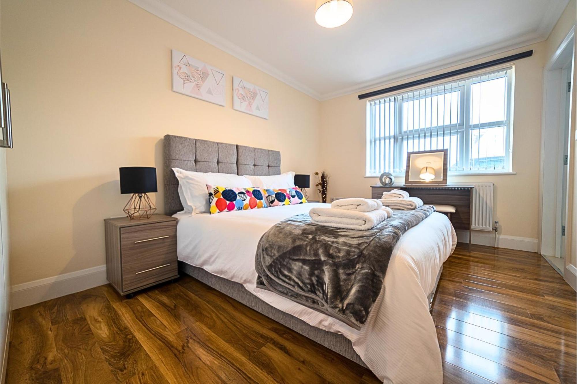 Heathrow Rare Find 2 Bedroom Plus 2 Bathroom Flat - Sleeps 6- Free Parking- Close To Heathrow Terminals-Quiet Development Stanwell Kültér fotó