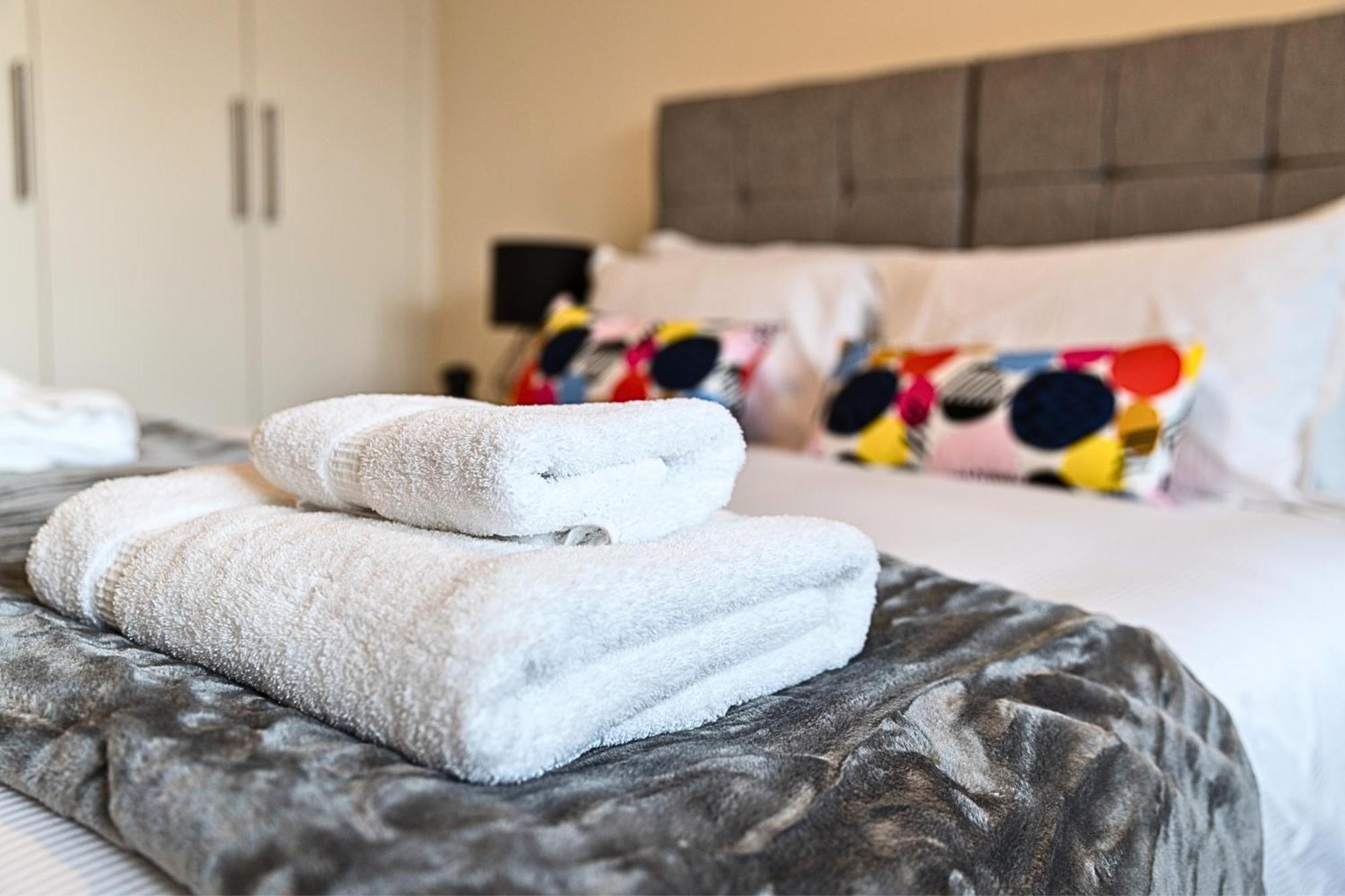 Heathrow Rare Find 2 Bedroom Plus 2 Bathroom Flat - Sleeps 6- Free Parking- Close To Heathrow Terminals-Quiet Development Stanwell Kültér fotó