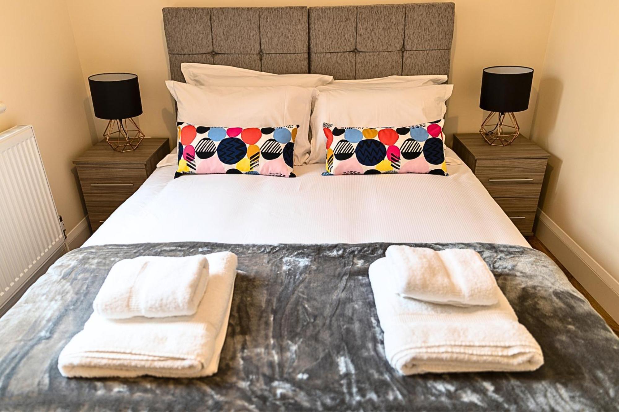 Heathrow Rare Find 2 Bedroom Plus 2 Bathroom Flat - Sleeps 6- Free Parking- Close To Heathrow Terminals-Quiet Development Stanwell Kültér fotó