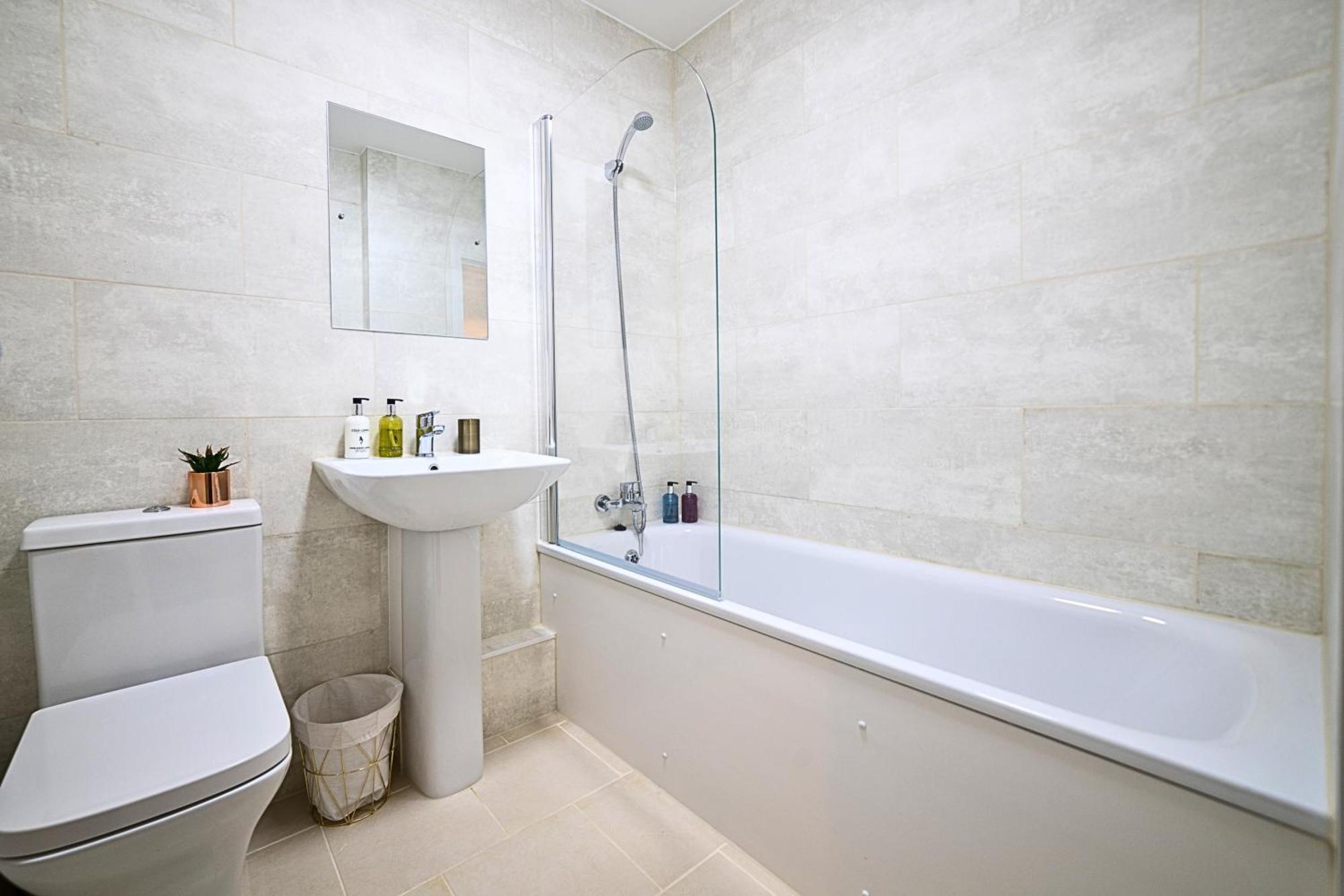 Heathrow Rare Find 2 Bedroom Plus 2 Bathroom Flat - Sleeps 6- Free Parking- Close To Heathrow Terminals-Quiet Development Stanwell Kültér fotó