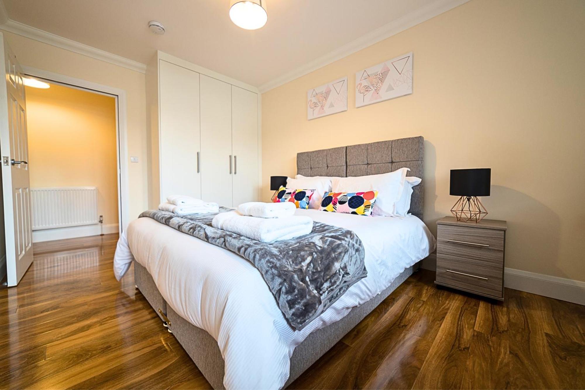 Heathrow Rare Find 2 Bedroom Plus 2 Bathroom Flat - Sleeps 6- Free Parking- Close To Heathrow Terminals-Quiet Development Stanwell Kültér fotó