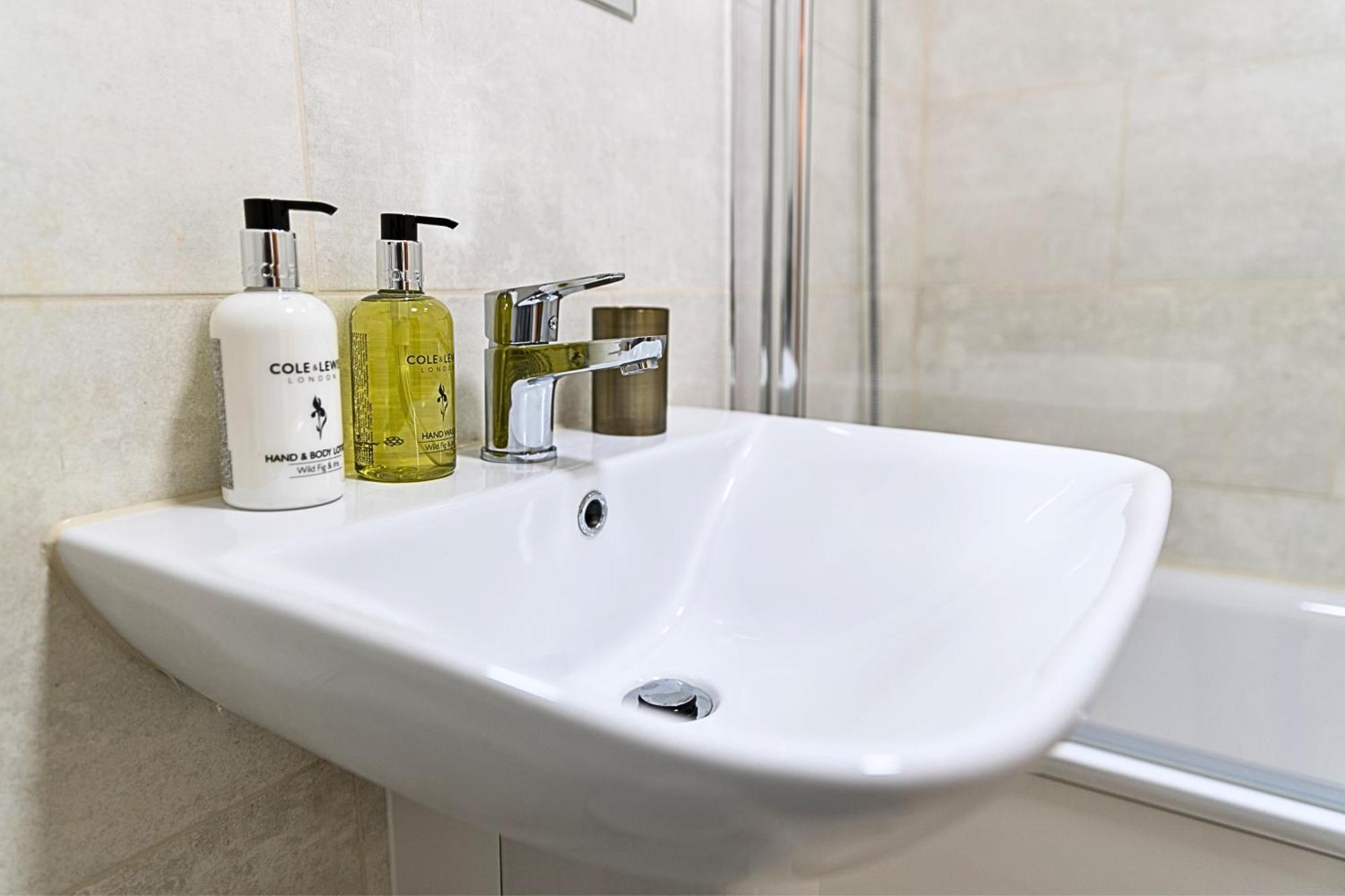 Heathrow Rare Find 2 Bedroom Plus 2 Bathroom Flat - Sleeps 6- Free Parking- Close To Heathrow Terminals-Quiet Development Stanwell Kültér fotó