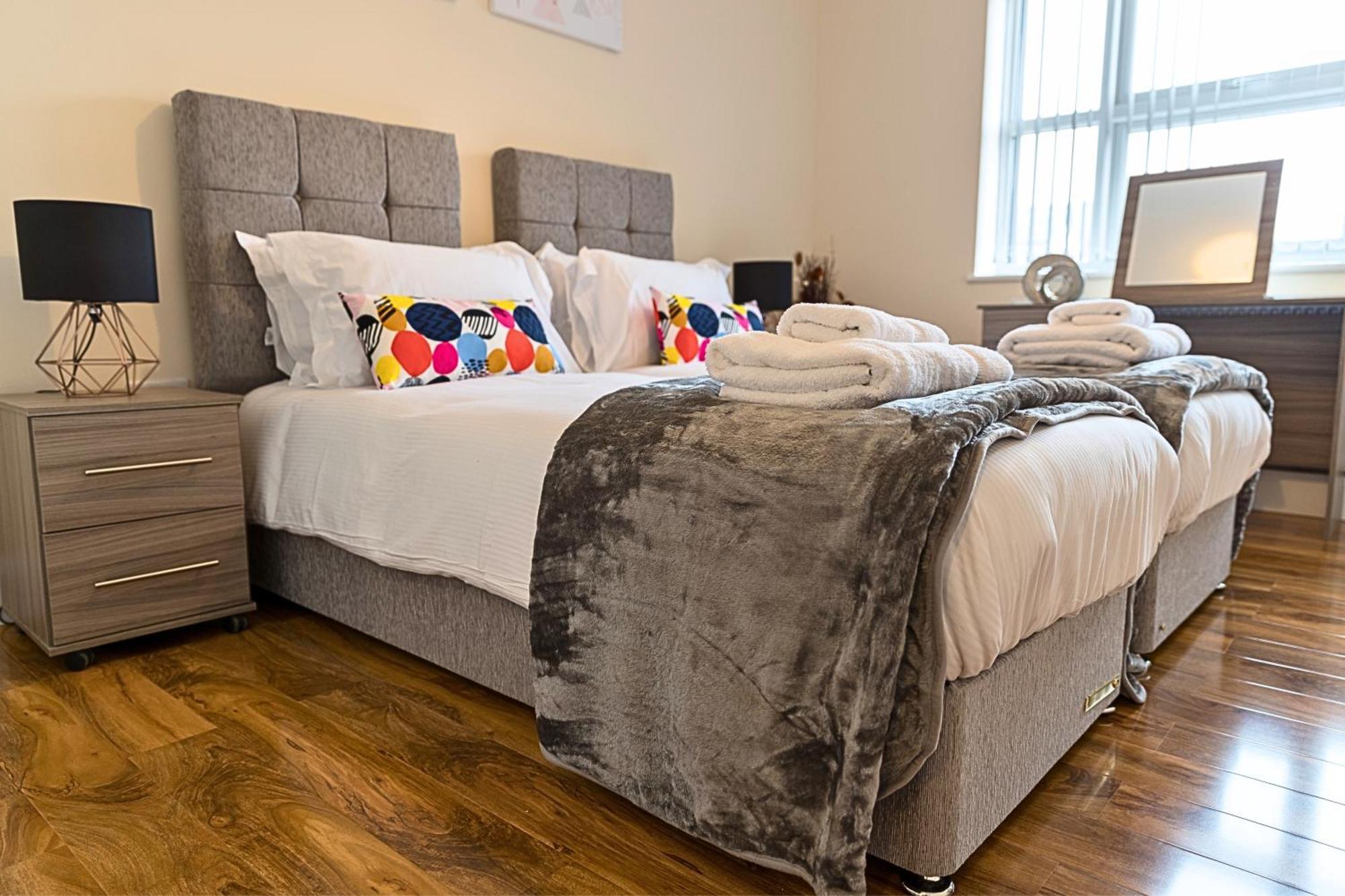 Heathrow Rare Find 2 Bedroom Plus 2 Bathroom Flat - Sleeps 6- Free Parking- Close To Heathrow Terminals-Quiet Development Stanwell Kültér fotó