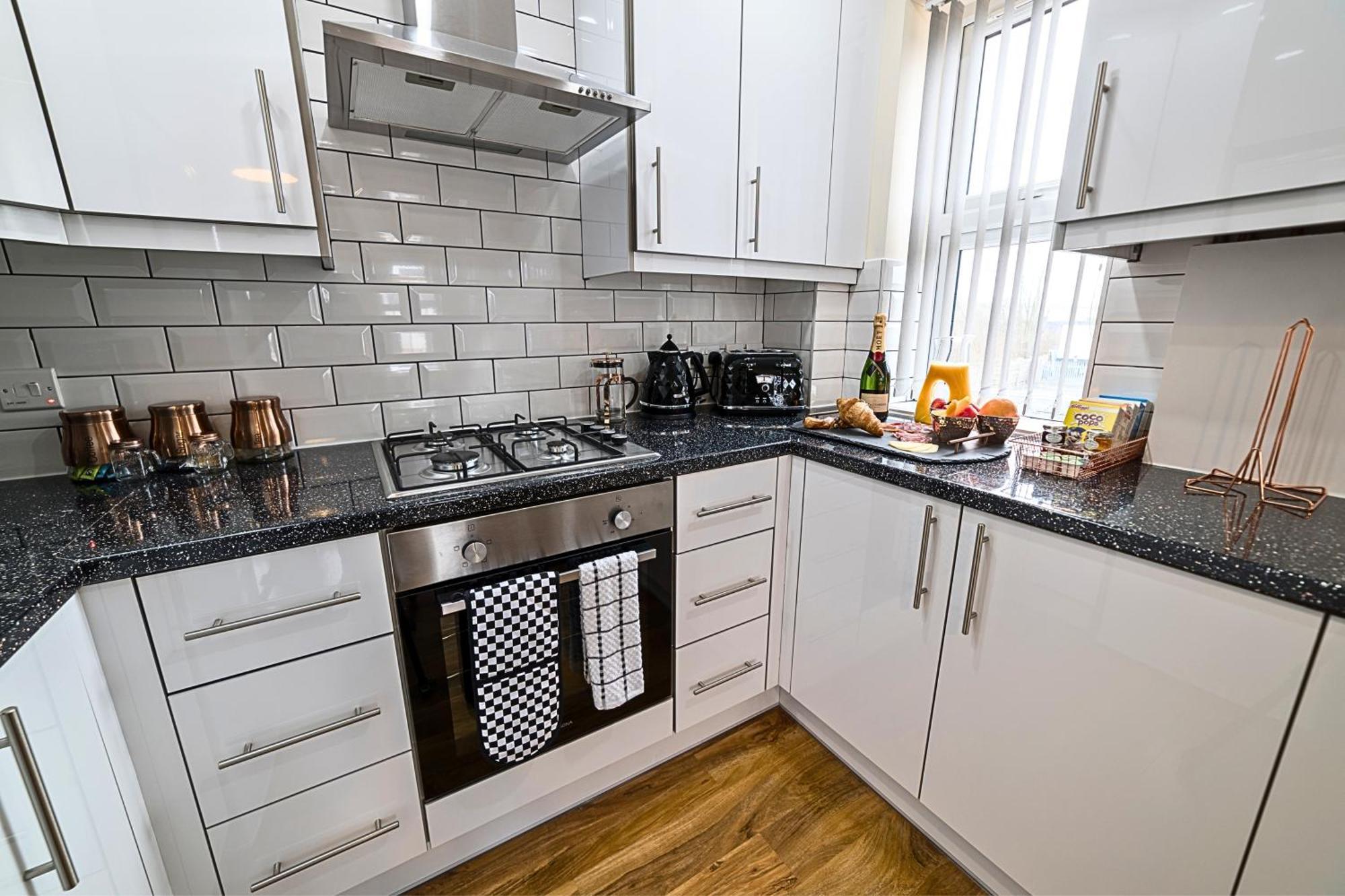 Heathrow Rare Find 2 Bedroom Plus 2 Bathroom Flat - Sleeps 6- Free Parking- Close To Heathrow Terminals-Quiet Development Stanwell Kültér fotó