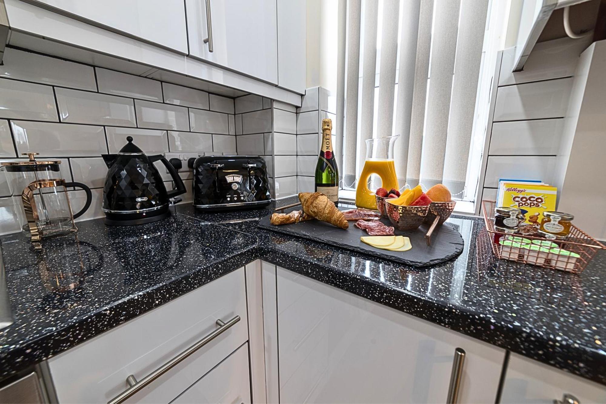 Heathrow Rare Find 2 Bedroom Plus 2 Bathroom Flat - Sleeps 6- Free Parking- Close To Heathrow Terminals-Quiet Development Stanwell Kültér fotó