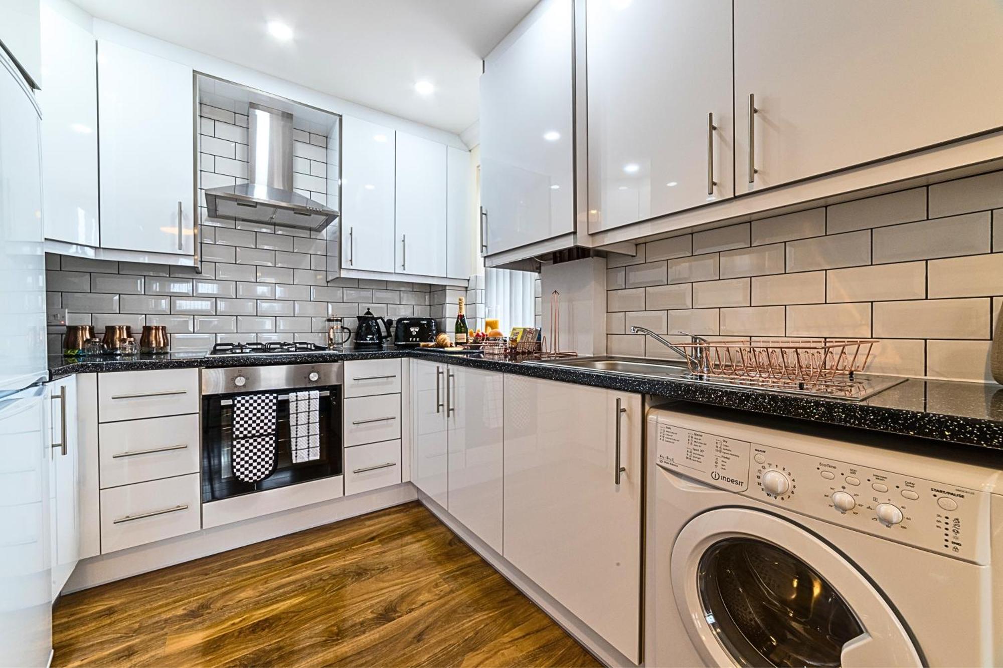 Heathrow Rare Find 2 Bedroom Plus 2 Bathroom Flat - Sleeps 6- Free Parking- Close To Heathrow Terminals-Quiet Development Stanwell Kültér fotó